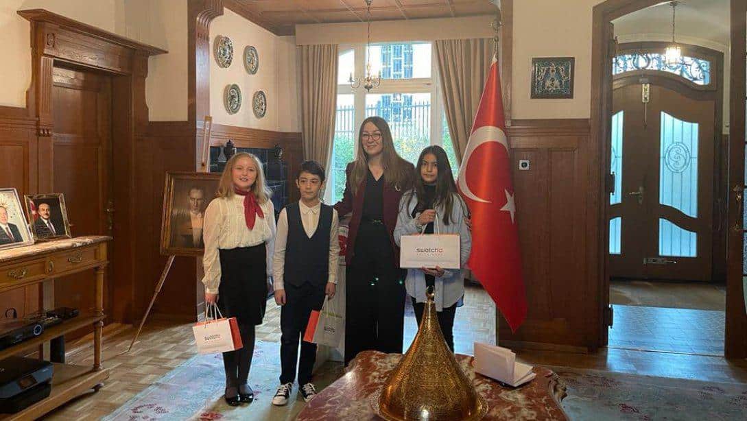 Bern Büyükelçimiz Sayın Emine Ece Özbayoğlu Acarsoy dereceye giren öğrencilerimizle.